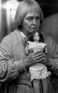 fru Strusse og en dukke